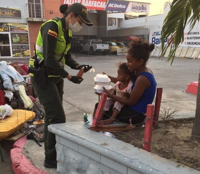 Policía tiene su ángel de los desamparados