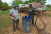 Policía Nacional suministra agua potable en Camperucho