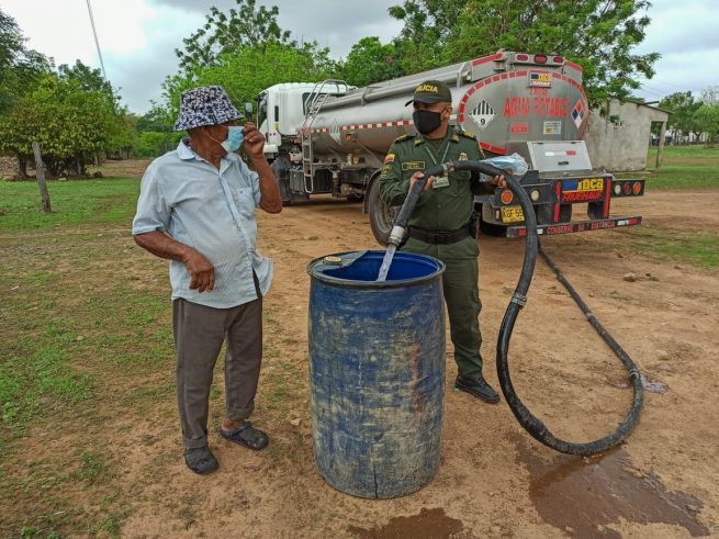 Policía Nacional suministra agua potable en Camperucho