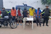 Policía recuperó una motocicleta y capturó a cinco personas