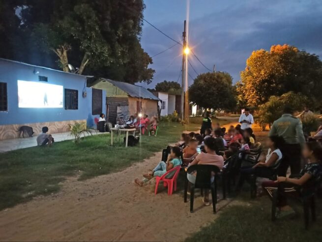 A Curumaní, Policía Cesar llevó 'Cine al barrio'