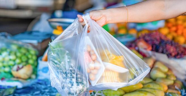 Desde la próxima semana saldrán de circulación ocho plásticos de un solo uso, anunció MinAmbiente