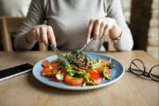 Advertencia de los expertos sobre cenar tarde